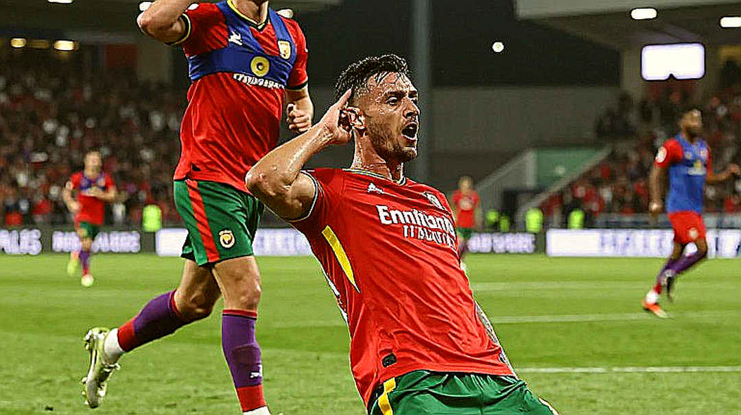 V-League và cú tắc bóng được dạy từ lớp U11 V-League và cú tắc bóng được dạy từ lớp U11