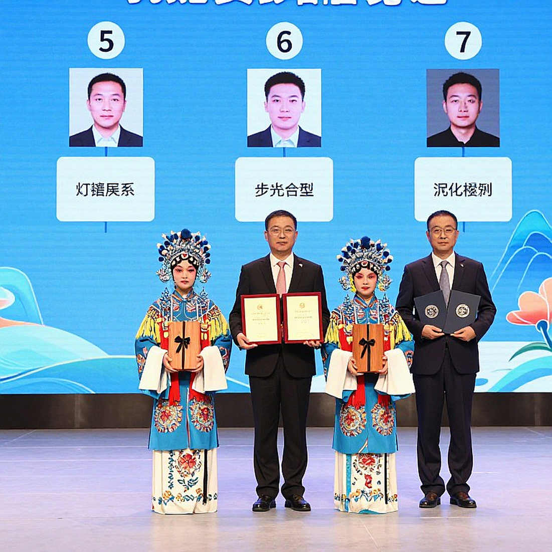ChessBase Magazine #225: 27 ván cờ ngắn, 10 bài khai cuộc và giới hạn của lời hứa "xu hướng mới nhất"
