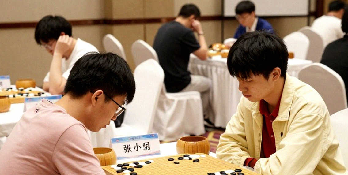 Một tiêu đề gán sai chủ tịch FIDE và đòn phòng ngự 9...a5 chưa từng được kiểm chứng