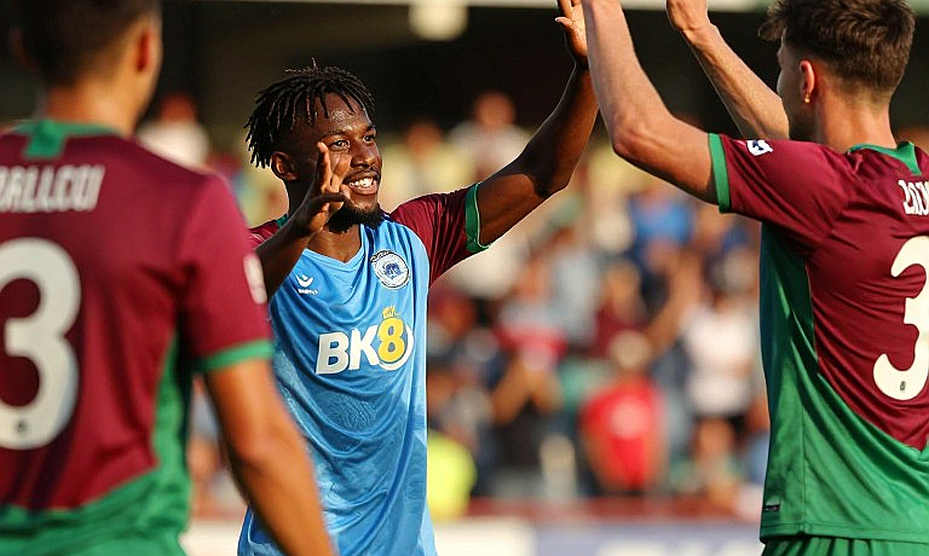 Tấm băng rôn ở Groupama: Lyon dẫn 2-0, trận đấu đứng im, và phần còn lại là câu hỏi