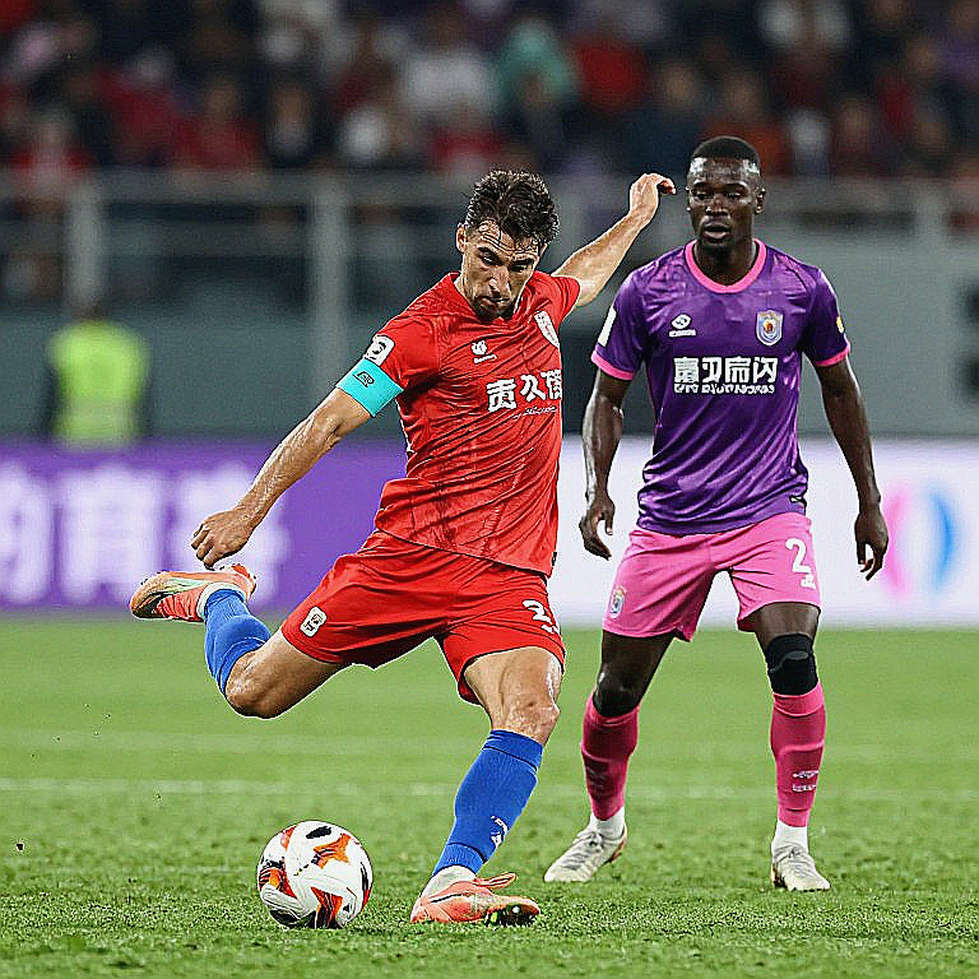 Tiếng cười cuối hành lang: Eboué, Baroš và ngày bóng đá cũ trở lại Ostrava