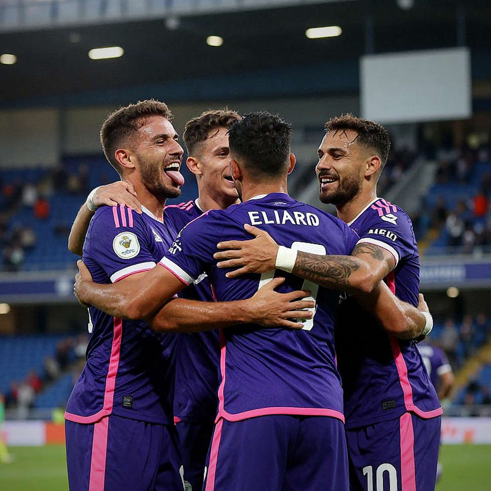 Chiếc bánh Oreo hồng và một dòng tỉ số không ngày tháng: khi sóng Champions League sống bằng gương mặt