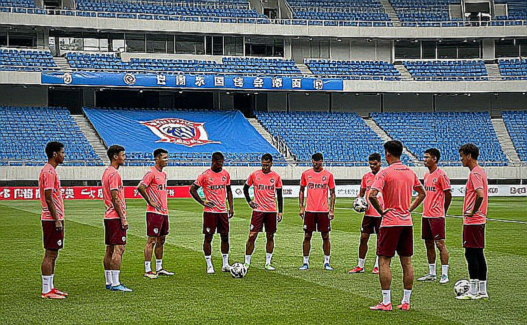 Thailand vs Vietnam at ASEAN Cup 2026: Chanathip Songkrasin and Anthony Hudson's Rotation Gamble Thailand vs Vietnam at ASEAN Cup 2026: Chanathip Songkrasin and Anthony Hudson's Rotation Gamble
